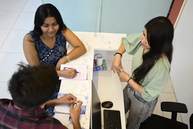 SEO Circular multilingual SEO team working together