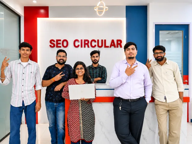 El equipo de SEO Circular en la recepción de la agencia